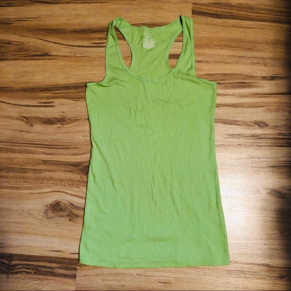 No Boundaries green tank top.